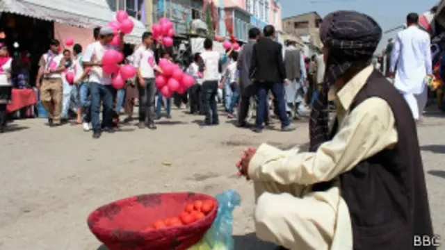 دغه رضاکاره ځوانان د کابل په یو شمېر کوڅو وګرځېدل او پر خلکو یې پوکاڼې وېشلې.