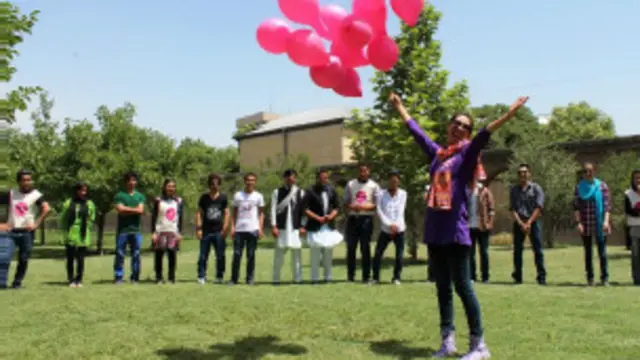 د کابل په ځینو کوڅو او واټونو کې د ګرځېدو پرمهال د دغه پروګرام جوړوونکي د خلکو له ښه هرکلي خوشاله ښکارېدل.