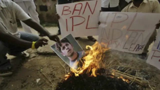 سپاٹ فکسنگ معاملہ طول پکڑتا جا رہا ہے اور تحقیقاتی کمیٹی نے اس میں 13 لوگوں کا ذکر کیا ہے