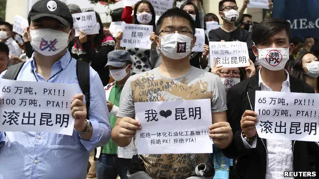 云南昆明民众戴上口罩抗议当地发展PX石化项目（4/5/2013）