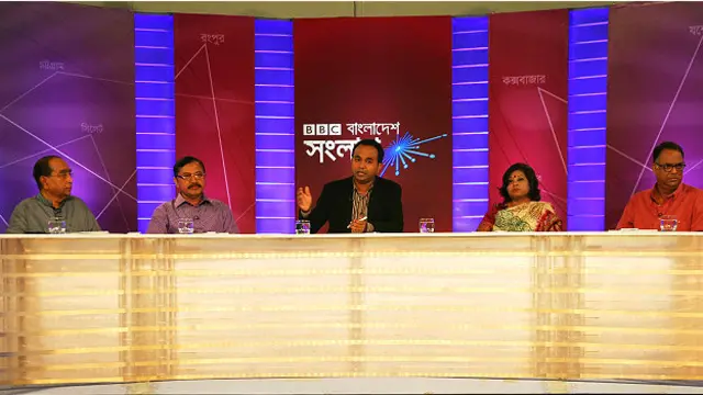 প্যানেল সদস্য বাঁ থেকে: প্রধানমন্ত্রীর জনপ্রশাসন উপদেষ্টা এইচ টি ইমাম, বাংলাদেশ ফেডারেল সাংবাদিক ইউনিয়নের একাংশের সভাপতি রুহুল আমিন গাজী, অনুষ্ঠান সঞ্চালক আকবর হোসেন, ঢাকা বিশ্ববিদ্যালয়ের অধ্যাপক জিনাত হুদা ওয়াহিদ, এবং বিএনপি চেয়ারপার্সনের উপদেষ্টা ইকবাল হাসান মাহমুদ।