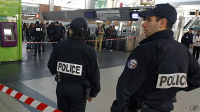 पुलिस अत्याचारों के खिलाफ कभी कभी स्थितियां बिस्फोटक हो जाती हैं.