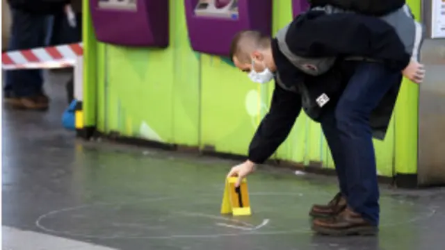 محقق في موقع الجريمة