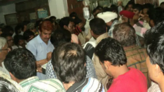 हमले में कई लोग बुरी तरह से ज़ख़्मी भी हो गए