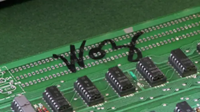 ۱۹۷۶ کال د دغه کمپیوټر ارزښت یوازې ۶۵۰ ډالره وو.