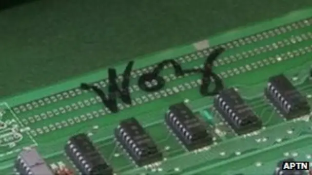 یہ کمپیوٹر وزنیئیک کے دستخط والے ایک مدربورڈ پر مشتمل ہے