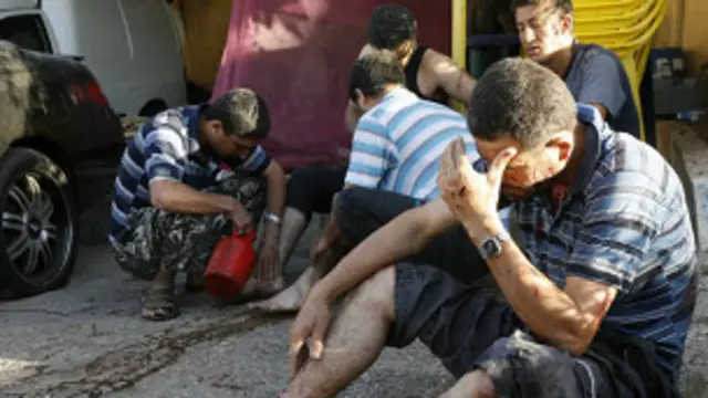 یکی از راکتها در یک ساختمان مسکونی منفجر شد و راکت دیگر در یک نمایشگاه اتومبیل فرود آمد