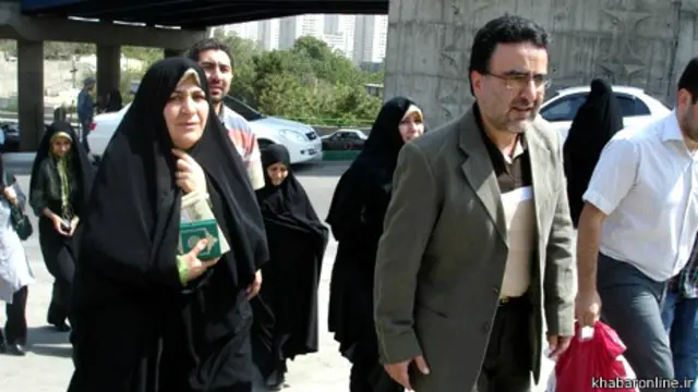 مصطفی تاجزاده در کنار همسرش فخرالسادات محتشمیپور در حال بازگشت به زندان اوین