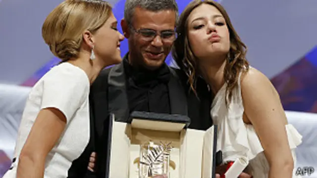 بطلتا فيلم "الأزرق أدفأ الألوان" ومخرجه يتسلمون جائزة السعفة الذهبية