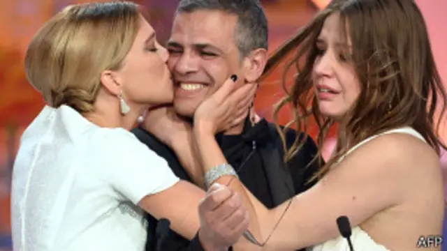 عبداللطیف کشیش کارگردان آبی گرمترین رنگ است در کنار بازیگران فیلم