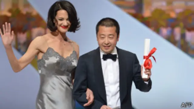 賈樟柯（右）領取戛納電影節最佳編劇獎