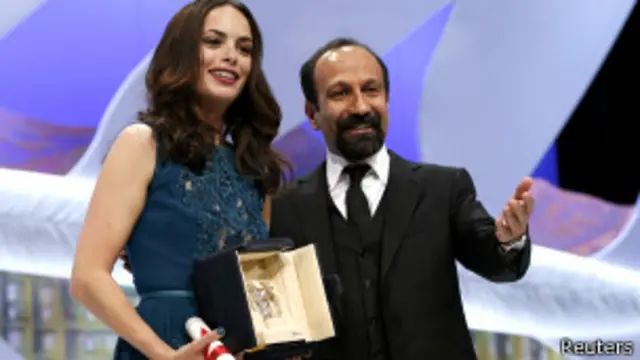 برنیس بژو در کنار اصغر فرهادی پس از دریافت جایزه بهترین بازیگر زن