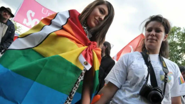 फ्रांस में समलैंगिकों की शादी संबंधी विधेयक को राष्ट्रपति फ्रांस्वां ओलांद ने पिछले हफ्ते ही अपनी मंजूरी दी है.