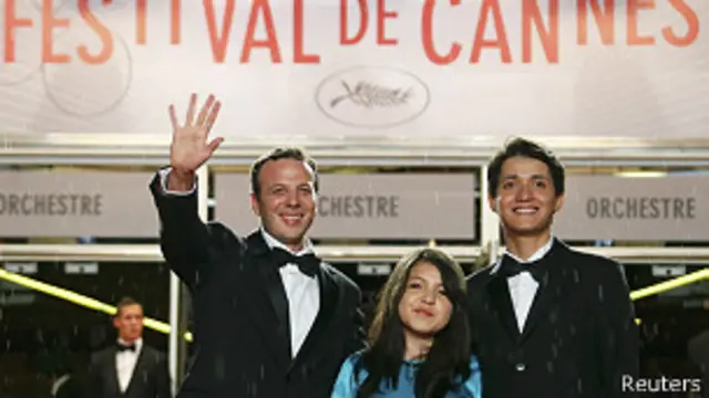 Los actores de la película "Heli" junto al director Amat Escalante.