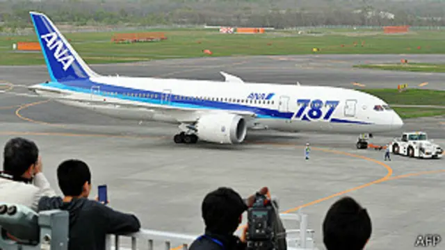 一架全日空波音787客机在札幌新千岁机场准备起飞（26/5/2013）