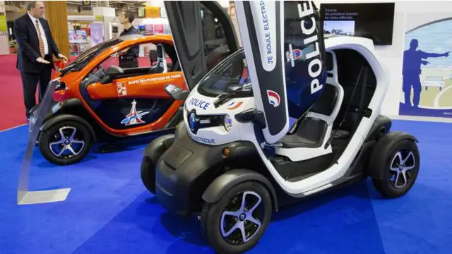 फ्रांस पुलिस बैटरी से चलने वाली हल्की-फुल्की लेकिन मजेदार ट्वीजी की सवारी कर रही है