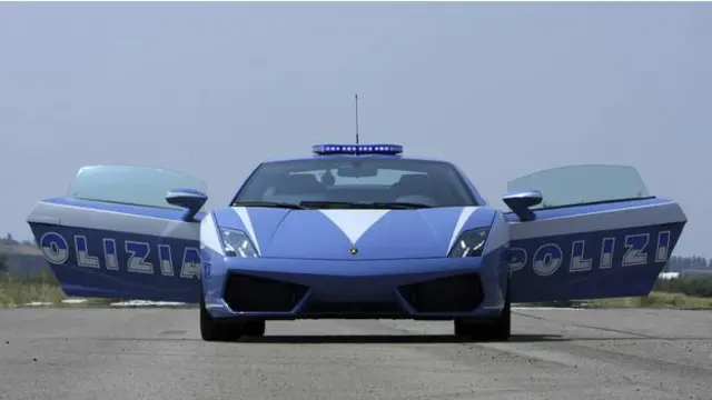 चोर का पीछा करती पुलिस की गाड़ी का रुतबा भी कुछ खास ही होना चाहिए.