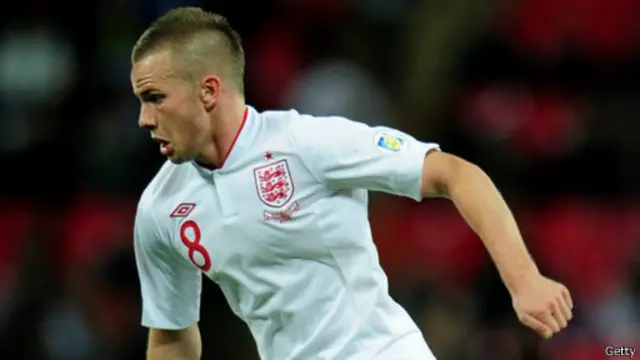 Petisi itu mengatakan Tom Cleverley tidak layak masuk tim piala dunia.