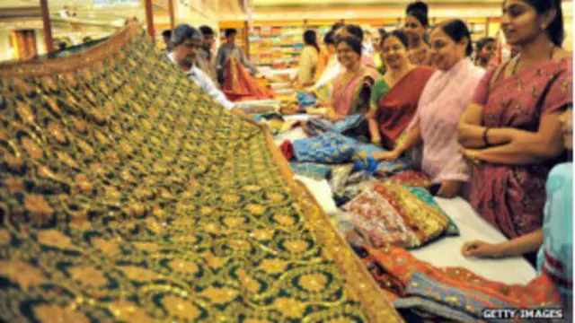 छुट्टियों में लोग खरीददारी करना पसंद करते हैं 