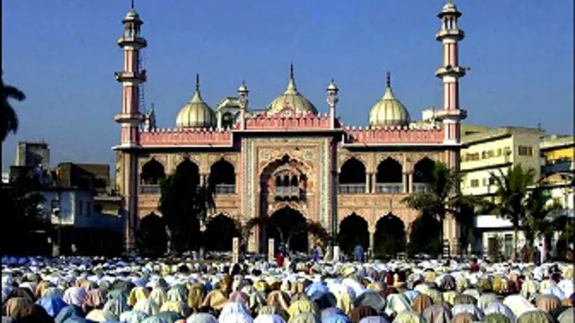 muslims praying in a mosque in karachi, pakistan