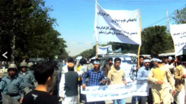 دانشجویان مخالف اعتصاب غذا. هم اعتصاب‎کننده‎ها و هم مخالفان شعار "عدالت" می‎دهند