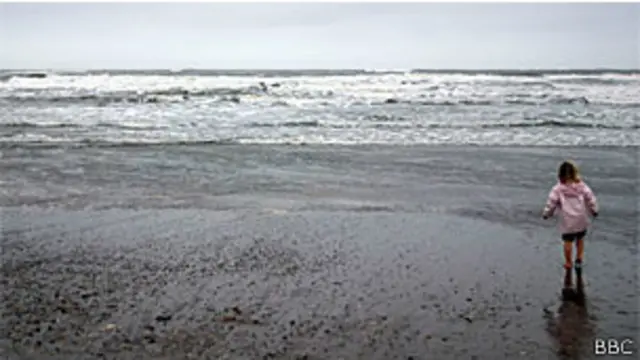 Criança brincacodigo afiliado mr jackpraia britânica (Arquivo/BBC)