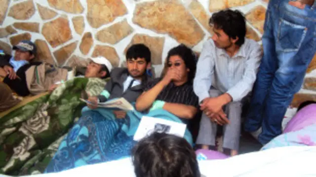 دغه لاريون د هغو اعتصاب کوونکو پر ضد شوى چې د تېرو اتو ورځو راهيسې يې د نه خوړو په اعتصاب لاس پورې کړى و.