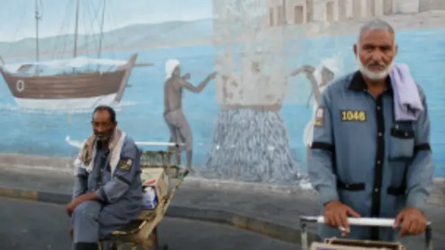 عمال آسيويين في دبي