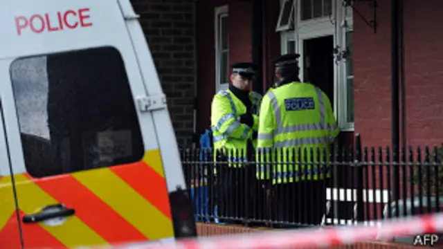 Офицеры британской полиции