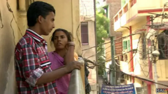 Mãe e filho indianos | Foto: BBC