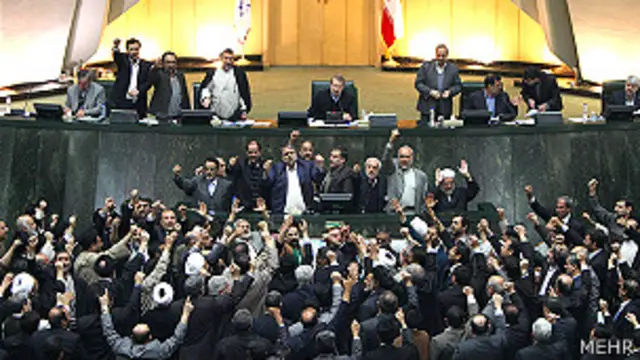 نمایندگان مجلس ایران پس از تظاهرات ۲۵ بهمن ۸۹ علیه موسوی و کروبی، که 'سران فتنه' میخواندندشان شعار مرگ سر دادند