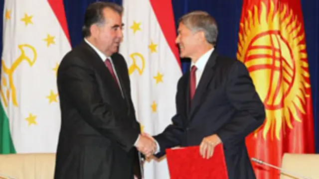 در جریان دیدار پرزیدنت رحمان از قرقیزستان میان این دو کشور 10 سند همکاری امضا شد (عکس از سایت president.tj)