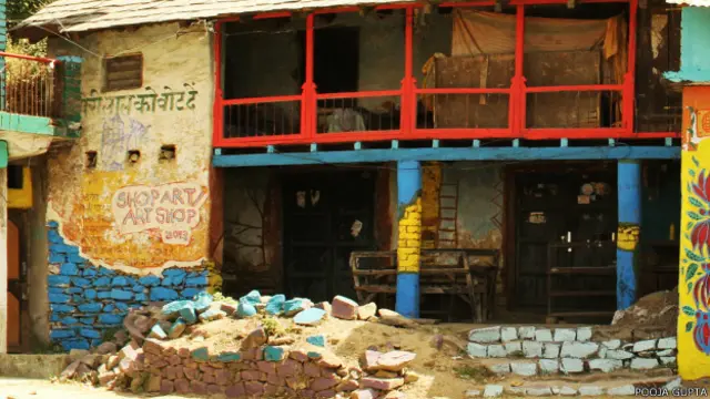 13 कलाकारों ने मिलकर गाँव के चौक का रंगरोगन करके चमका दिया. 