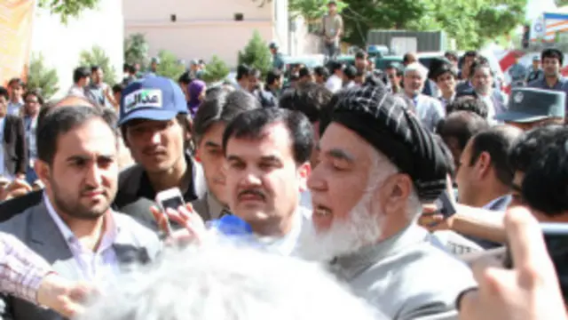 وزیر تحصیلات عالی و مشاور رئیس جمهوری در محل اعتصاب دانشجویان در برابر ورودی پارلمان