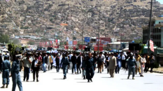 تر ډېره د دوى شعارونه د افغان حکومت د تېرې ورځې د پرېکړې خلاف وو.