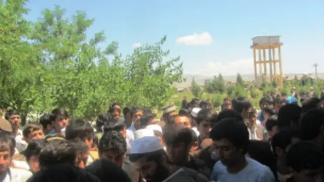 اعتراض کوونکي وايي څو تنو زور واکانو د تخار پوهنتون شاوخوا اته سوه جریبه ځمکه غصب کړې ده او غواړي دلته د هستوګنې مېنې جوړې کړي.