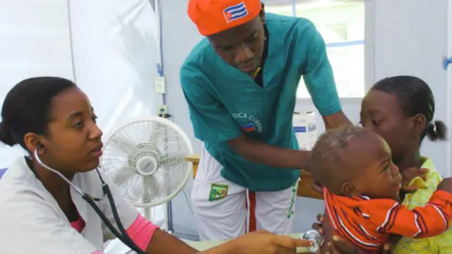 Trabajadores de salud cubanos con un paciente