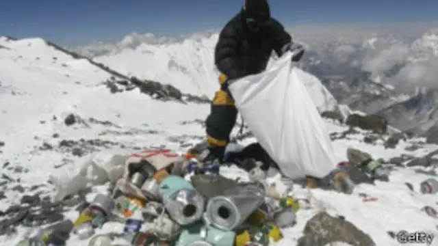 एवरेस्ट पर गंदगी बढ़ने की शिकायतें भी बढ़ने लगी हैं