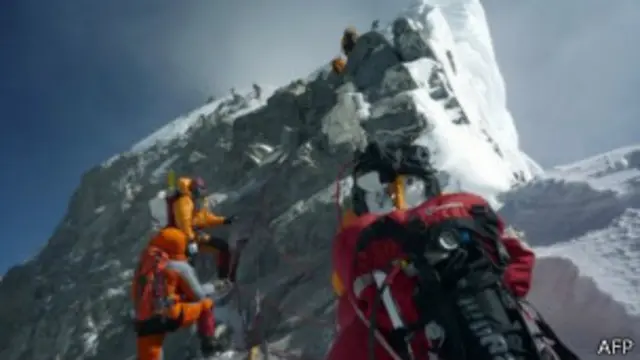 हिलेरी स्टेप पर सीढ़ियां बनाने का सुझाव है