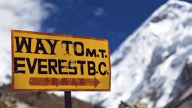 एवरेस्ट बेस कैंप के आस-पास अच्छा ख़ासा पर्यटन उद्योग विकसित हो गया है