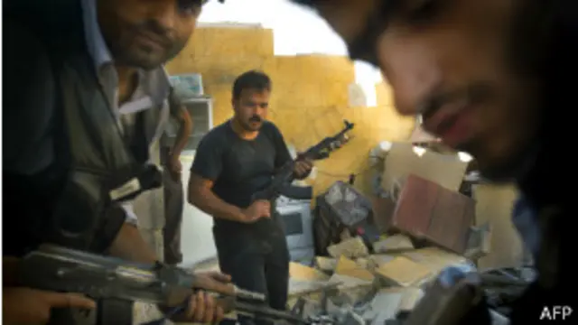 Сирийские повстанцы с автоматами