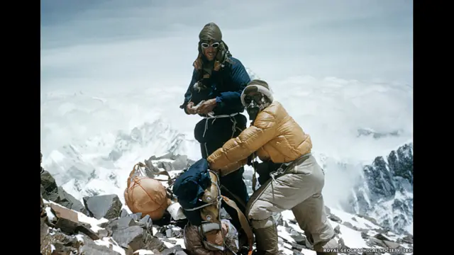 Тенцинг и Хиллари за день до подъема по пик