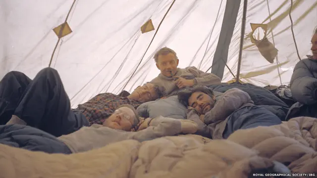 Альпинисты слушают радио