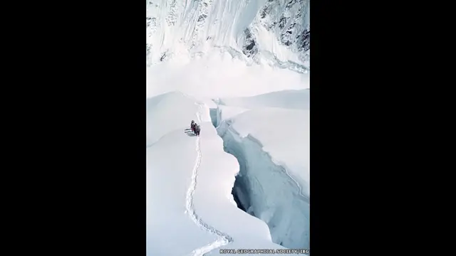 Проводники у подножия горы