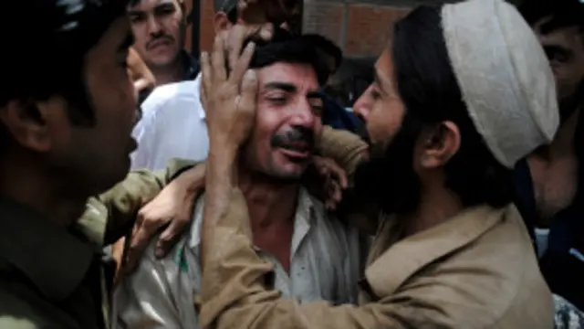 أقارب الموظفة القتيلة 