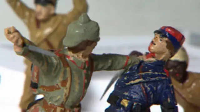Uno de los juguetes de la muestra simboliza la muerte de un soldado francés a manos de uno alemán durante la Primera Guerra Mundial.