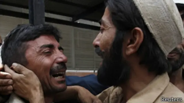 Parientes de la mujer muerta en Pakistán