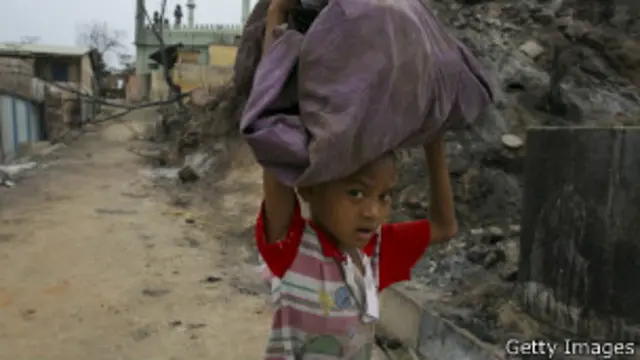 Seorang bocah menyelamatkan harta bendanya setelah rusuh sektarian mengguncang kota Lashio, Burma.