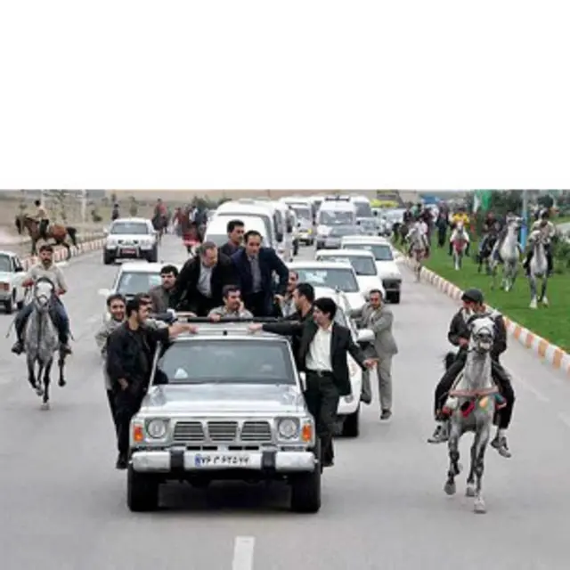 عکس مردمسالاری در اشاره به سفرهای استانی احمدینژاد