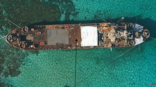 中国指菲律宾违背承诺,拒不拖走其在仁爱礁非法“坐滩”的军舰(资料照片)。